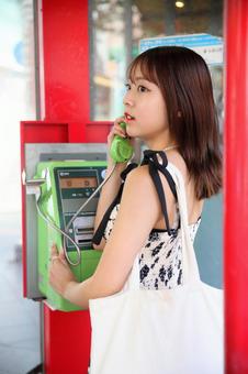 公衆電話をかける女性 公衆電話をかける女性 公衆電話,女性,電話ボックスの写真素材