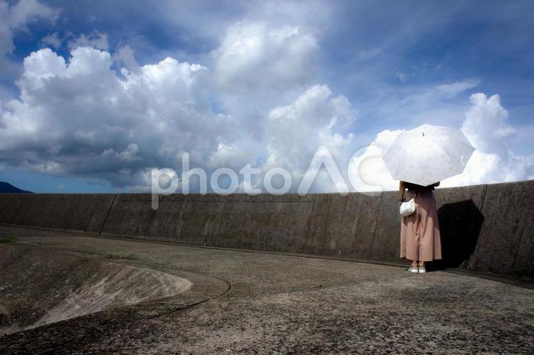 ＜素材＞夏の海沿いの防波堤を散策する女性 女性,人物,風景の写真素材