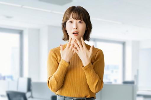 驚く女性・ビジネスウーマン 女性,驚く,びっくりの写真素材