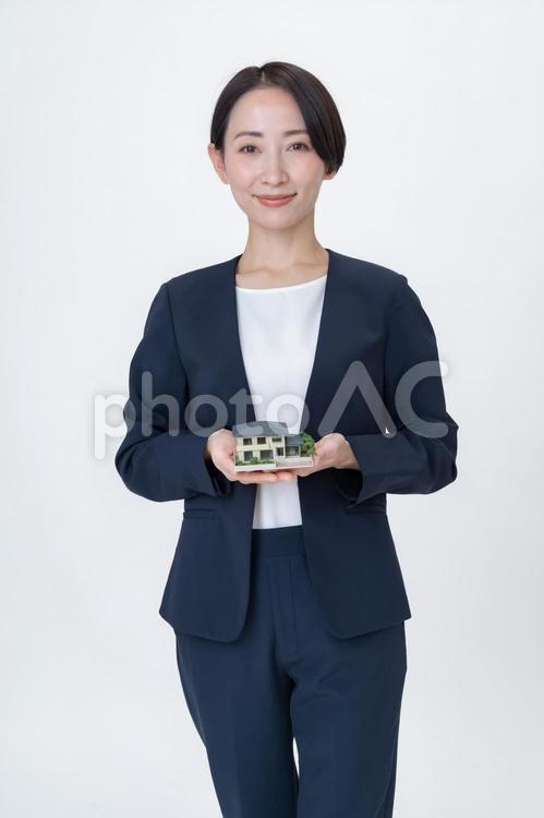 家の模型を持つ女性 白バック,30代,1人の写真素材