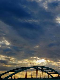 橋と朝の空 橋と朝の空 空,雲,朝の写真素材