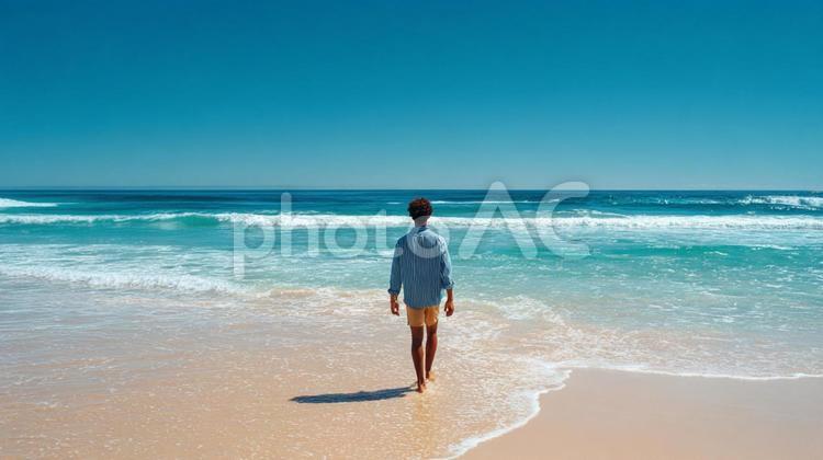 夏の休暇を楽しむ男性のビーチ風景 男性,後ろ姿,ビーチの写真素材