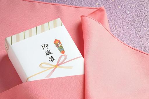 桃色の風呂敷に包まれたお歳暮の箱 お歳暮,御歳暮,風呂敷の写真素材