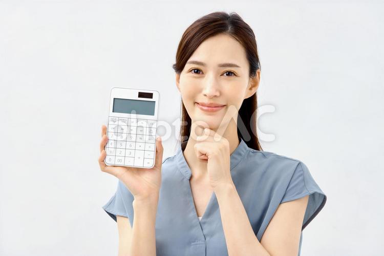 計算機　女性　主婦　ビジネス　見積り 女性,計算機,主婦の写真素材