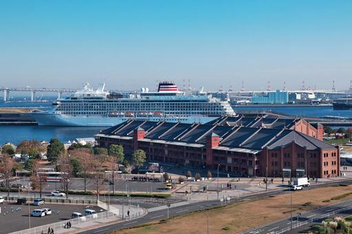赤レンガ倉庫と大型クルーズ客船（昼） 赤レンガ倉庫,大型船舶,クルーズ客船の写真素材