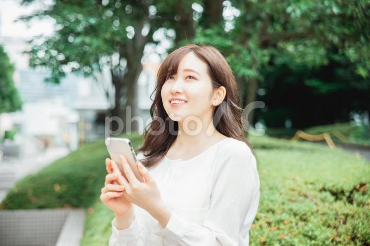 スマホを使う女性（アプリ） スマホ,スマートフォン,女性の写真素材