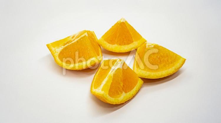くし形にカットされたオレンジ（白背景） オレンジ,フルーツ,柑橘類の写真素材