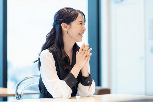 オフィカジュアルの女性 笑顔,会話,打ち合わせの写真素材