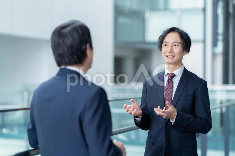 オフィスで打ち合わせをするビジネスマン ビジネス,会議,ビジネスマンの写真素材