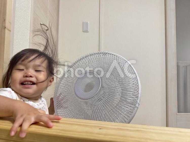 扇風機で遊ぶ子供のイメージ 子供,扇風機,遊ぶの写真素材