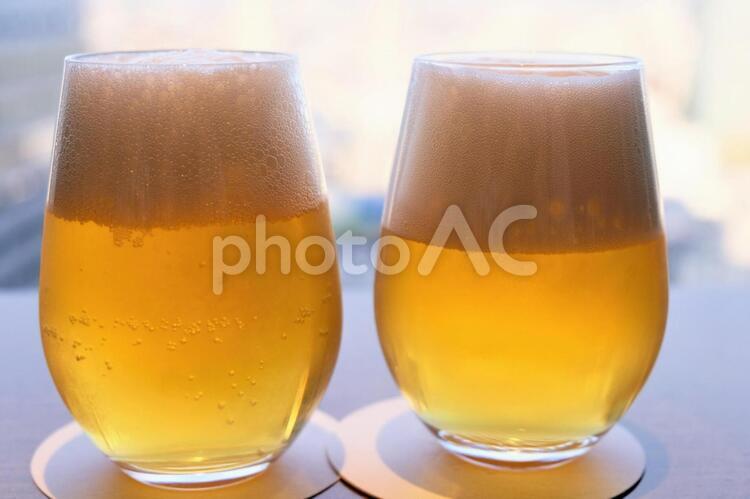 グラスに注いだ二人分のビール ビール,二人,二人分の写真素材
