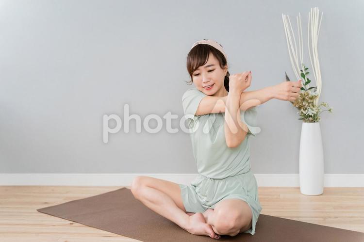 三角筋ストレッチをするアジア人女性 三角筋,肩甲骨,肩こりの写真素材