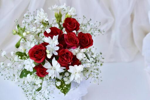 赤いバラのミニブーケとレース背景 バラ,クリスマス,花束の写真素材