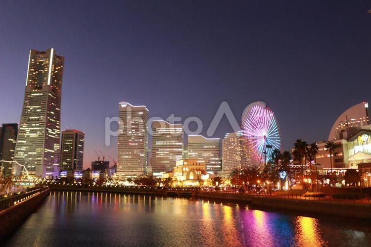 横浜の夜景（ビルと観覧車と川）３ 横浜,神奈川,夜の写真素材