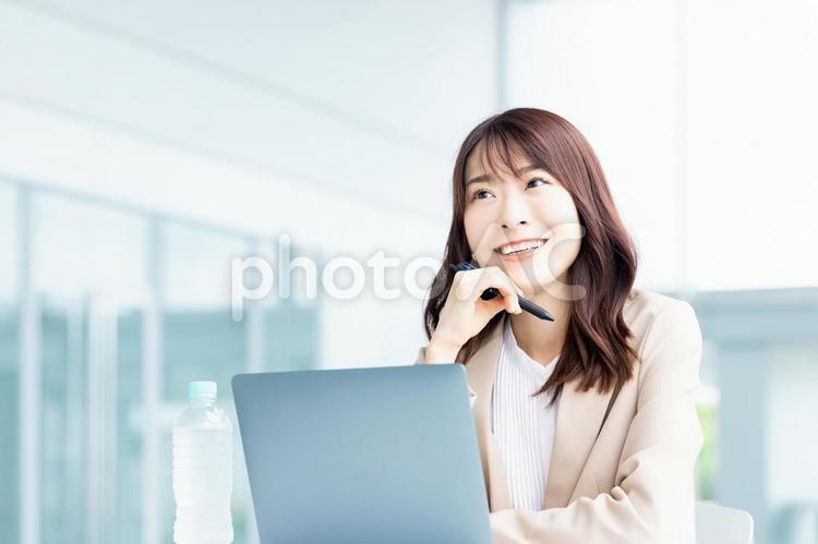 ノートパソコンを使うビジネスウーマン 女性,ビジネス,パソコンの写真素材