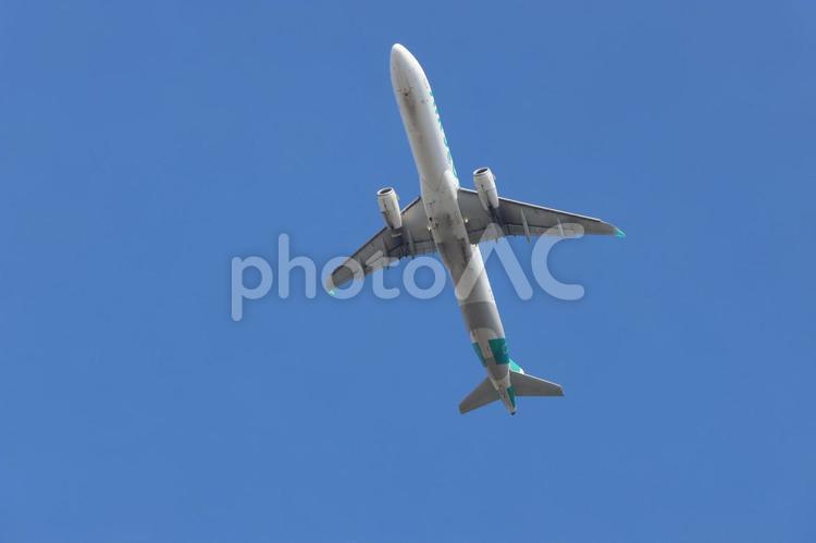 福岡空港、空と地上のコントラスト 福岡空港,飛行機,航空写真の写真素材