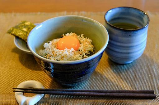焼き海苔とめかぶしらす玉子丼の朝ごはん 焼き海苔とめかぶしらす玉子丼の朝ごはん 朝食,和食,めかぶの写真素材