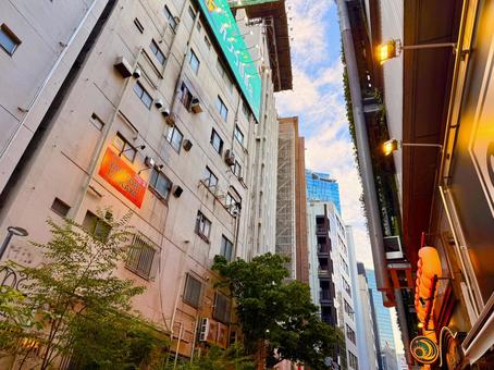 渋谷の飲み屋街のビル群 青空,空,スカイラインの写真素材