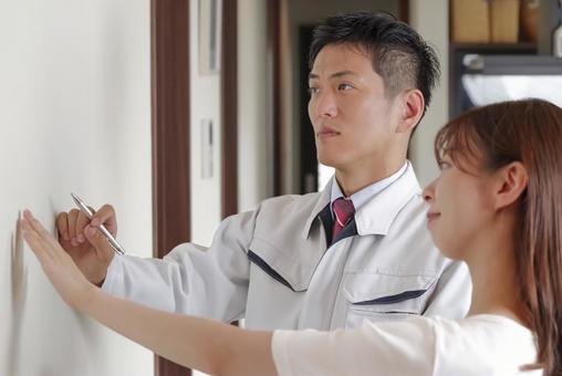 住宅の現地確認を行う男性と顧客女性 住宅の現地確認を行う男性と顧客女性 リフォーム,リノベーション,増改築の写真素材