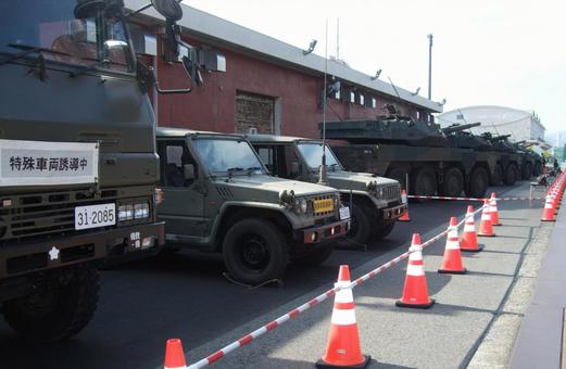 陸上自衛隊 ジープや戦闘車 一列に並ぶ 陸上自衛隊 ジープや戦闘車 一列に並ぶ トラック,ジープ,戦車の写真素材