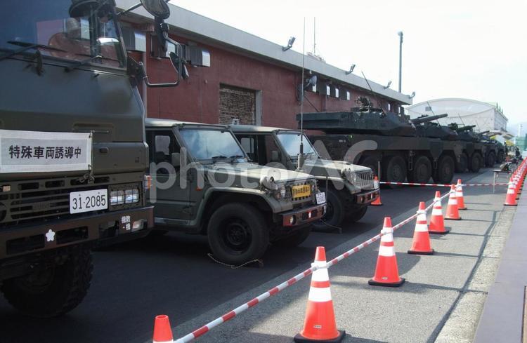 陸上自衛隊　ジープや戦闘車　一列に並ぶ トラック,ジープ,戦車の写真素材