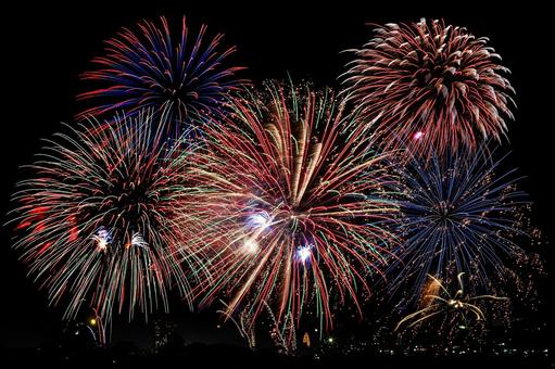 夏の花火大会の打ち上げ花火 夏の花火大会の打ち上げ花火の写真