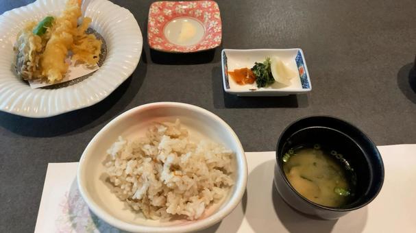 炊き込みご飯と天ぷら 炊き込みご飯と天ぷら 炊き込みご飯,ご飯,外食の写真素材
