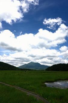 白い雲 尾瀬,7月,夏の写真素材