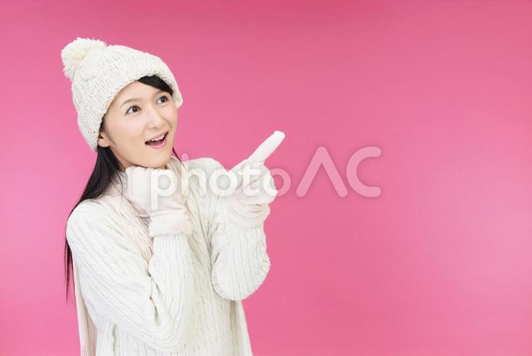 指示する笑顔の女性 女性,女,笑顔の写真素材