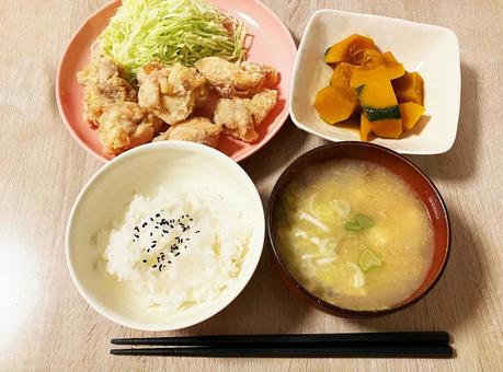 【家庭料理】唐揚げメインの夕ご飯 【家庭料理】唐揚げメインの夕ご飯 夕ご飯,夕食,夜ご飯の写真素材