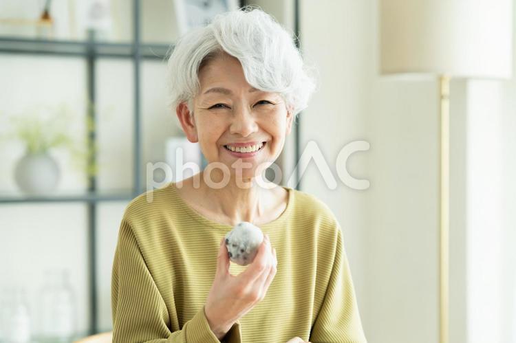 大福を食べるシニアの女性 大福,和菓子,女性の写真素材