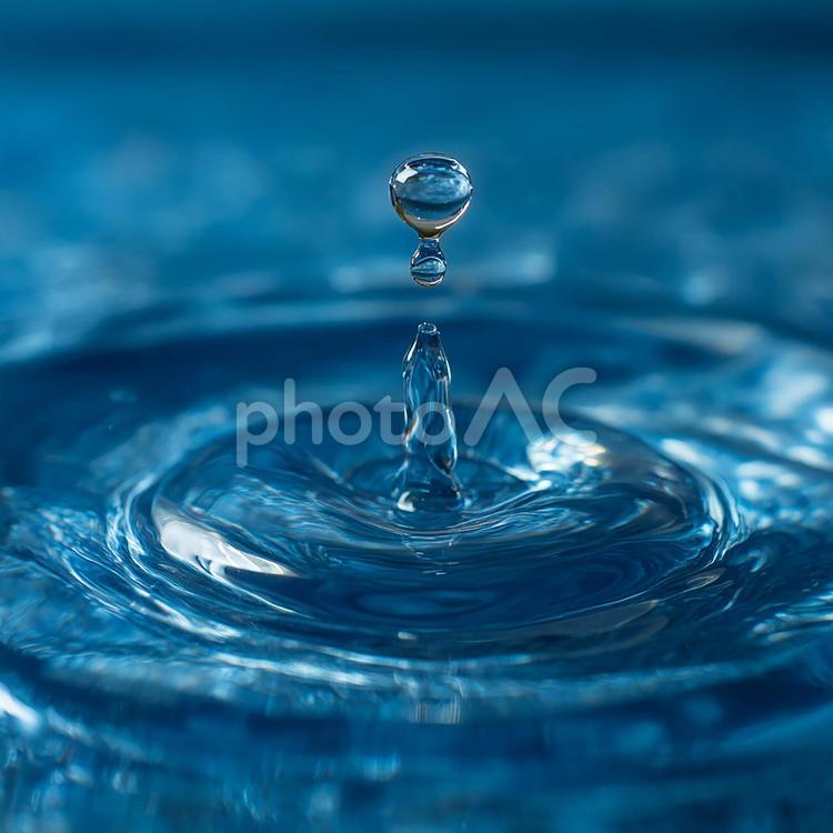 透明な水滴が起こす、静かな水の動き 水滴,水,波紋の写真素材