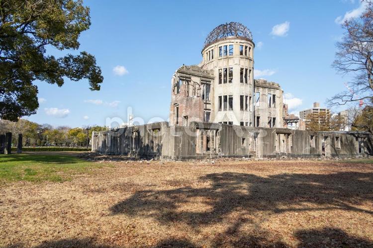春の青空と原爆ドーム 原爆ドーム,平和記念公園,被ばくの写真素材