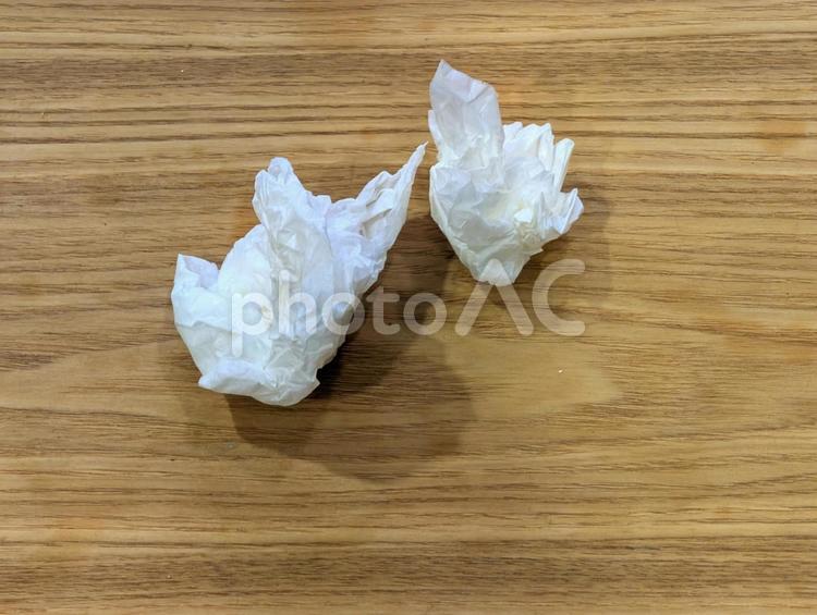 木目の上のティッシュ ティッシュ,丸めた,木目の写真素材