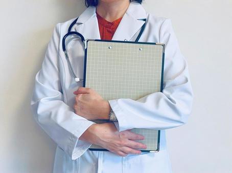 クリップボードを持った女性医師 クリップボードを持った女性医師 女医,医者,医師の写真素材