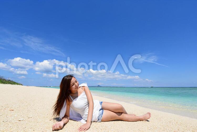南国沖縄の美しいビーチで寛ぐ女性 No 写真素材なら 写真ac 無料 フリー ダウンロードok