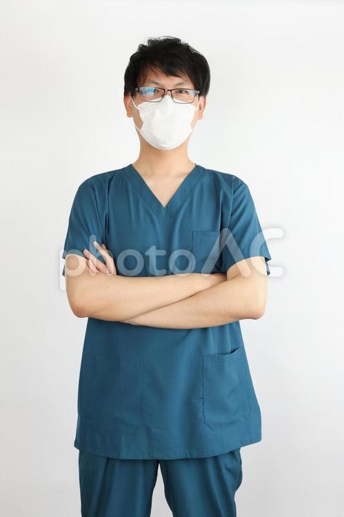腕を組む男性の医療スタッフ　お医者さん 医者,看護師,介護士の写真素材