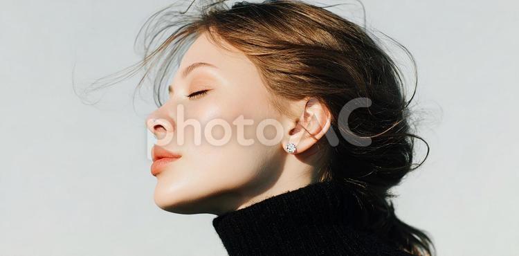 光を浴びる女性の横顔 女性,横顔,若いの写真素材