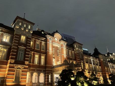夜の東京駅の写真