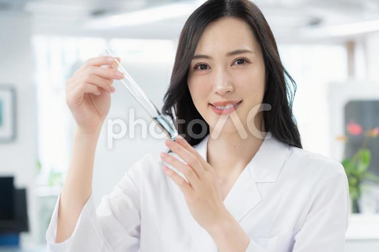 実験をする白衣の若い女性研究者 研究,サイエンス,実験の写真素材