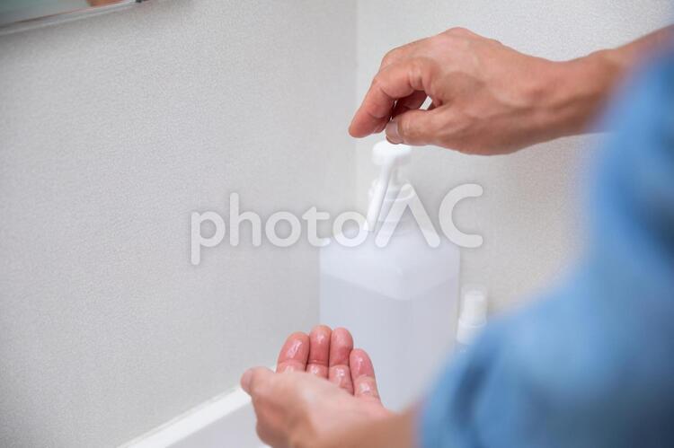 手洗いをする男性 ハンドソープ,アルコール消毒,消毒の写真素材