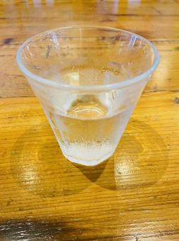 使い込まれたテーブルの上にグラスに水 テーブル,板,木目の写真素材