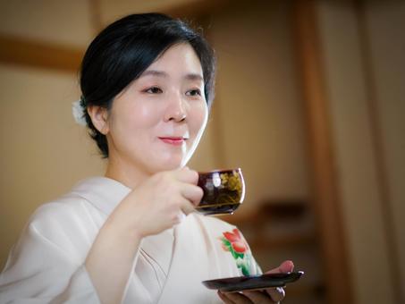 33:お茶をいただく着物の女性 33:お茶をいただく着物の女性の写真