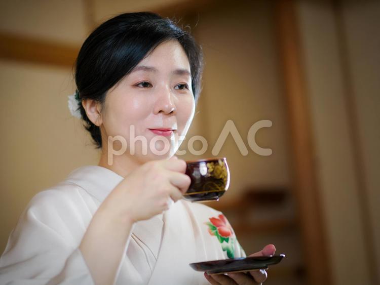 33：お茶をいただく着物の女性 着物,おもてなし,コーヒーブレイクの写真素材