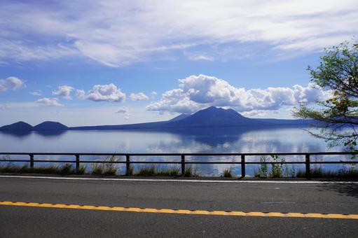 湖と道路 湖と道路の写真