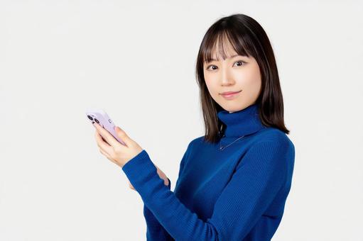 スマホを持つ笑顔の女性・ビジネスウーマン スマホを持つ笑顔の女性・ビジネスウーマンの写真