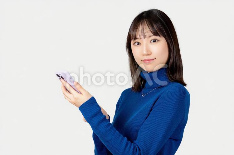 スマホを持つ笑顔の女性・ビジネスウーマン 女性,スマホ,笑顔の写真素材