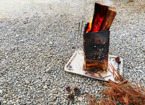 秋のキャンプ・一斗缶の焚き火台 秋のキャンプ・一斗缶の焚き火台の写真