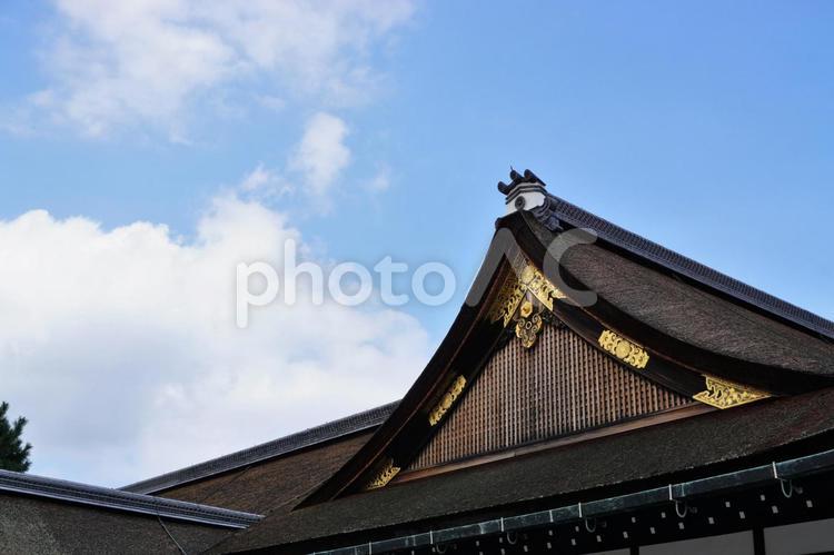切妻屋根と青空 屋根,切妻造り,神社の写真素材