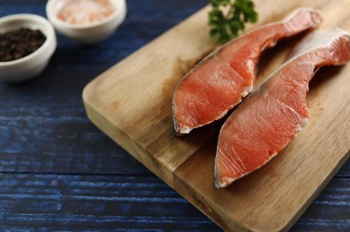 鮭の切り身と調味料 鮭の切り身と調味料の写真
